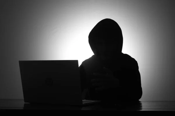 Homem Misterioso Usando Capuz Preto Usando Laptop Segurando Cartão Crédito — Fotografia de Stock