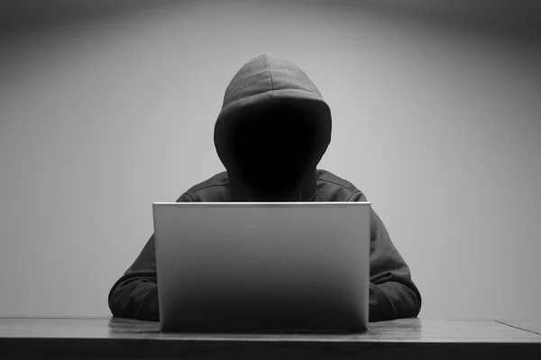 Mysterieuze Man Draagt Zwarte Hoodie Met Laptop Donkere Kamer Hacker — Stockfoto