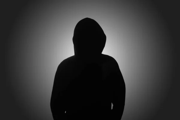 Hombre Misterioso Con Capucha Negra Pie Sobre Fondo Oscuro Hacker — Foto de Stock
