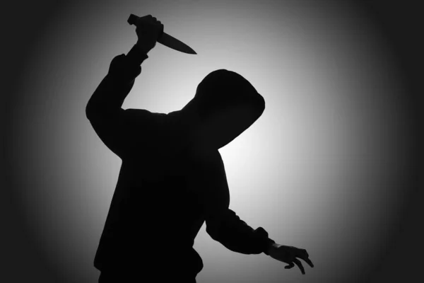 Μυστηριώδης Άντρας Που Φοράει Μαύρη Κουκούλα Κρατώντας Ένα Μαχαίρι Για — Φωτογραφία Αρχείου
