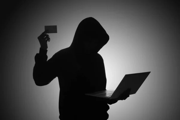 Homem Misterioso Usando Capuz Preto Usando Laptop Segurando Cartão Crédito — Fotografia de Stock