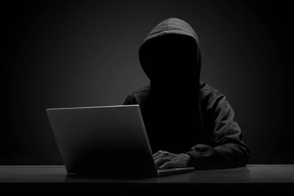 Mysterieuze Man Draagt Zwarte Hoodie Met Laptop Donkere Kamer Hacker — Stockfoto