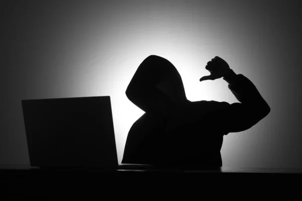 Homem Misterioso Vestindo Capuz Preto Usando Laptop Enquanto Zomba Alguém — Fotografia de Stock
