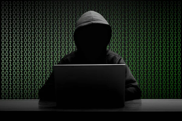 Geheimnisvoller Mann Mit Schwarzem Kapuzenpulli Und Laptop Dunklen Raum Hacker — Stockfoto