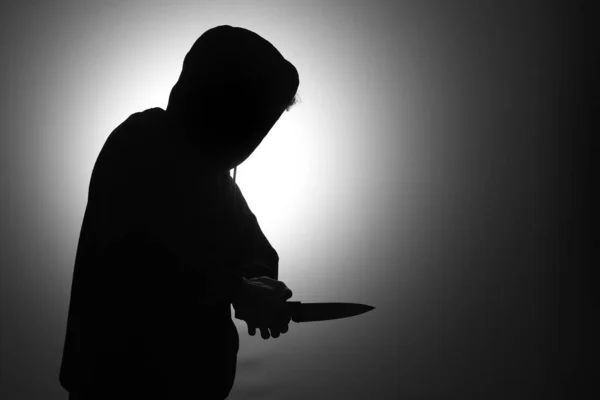 Hombre Misterioso Con Capucha Negra Sosteniendo Cuchillo Para Apuñalar Alguien —  Fotos de Stock