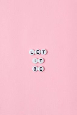 Pembe arka plandaki boncuklardan yapılan 