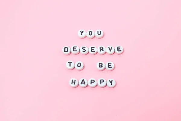 Вид Сверху Цитаты Заслуживаете Счастливыми Сделанные Бусин Розовом Фоне Motivation — стоковое фото