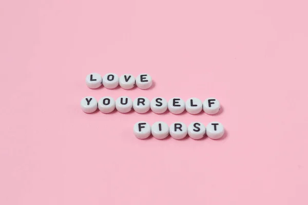Bovenaanzicht Van Love Yourself First Citaten Gemaakt Van Kralen Roze — Stockfoto