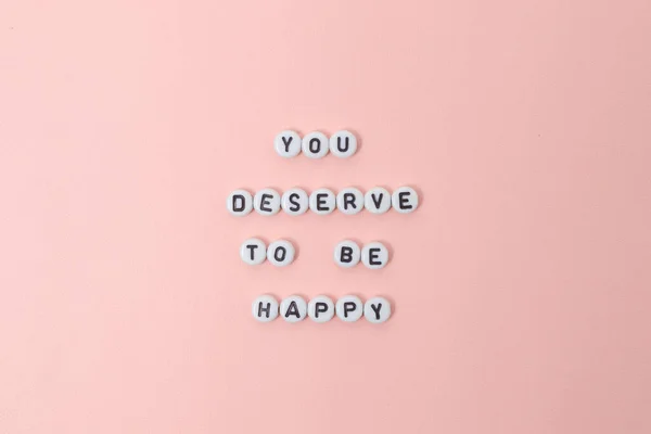분홍색 배경에 구슬로 만들어 당신은 행복할 상단에 인용구들 행복할 의견의 — 스톡 사진