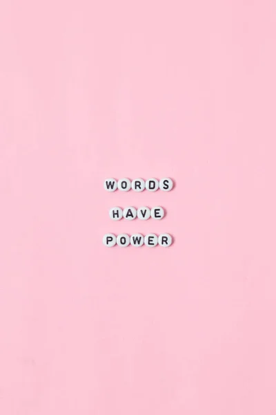 Вид Сверху Цитаты Слова Имеют Силу Сделанные Бусин Розовом Фоне — стоковое фото