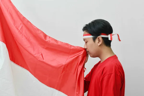 Potret Pria Asia Berbaju Shirt Dengan Pita Kepala Mencium Bendera — Stok Foto