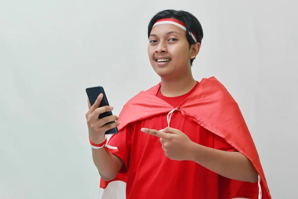 Portrét Atraktivního Asiata Tričku Červenou Bílou Stuhou Hlavě Vlajkou Rameni — Stock fotografie