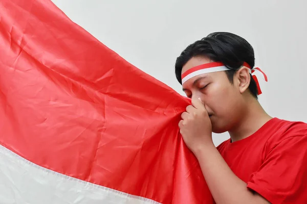 Potret Pria Asia Berbaju Shirt Dengan Pita Kepala Mencium Bendera — Stok Foto