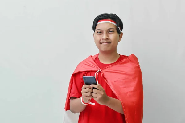 Portrét Atraktivního Asijského Muže Tričku Červenou Bílou Stuhou Hlavě Vlajkou — Stock fotografie
