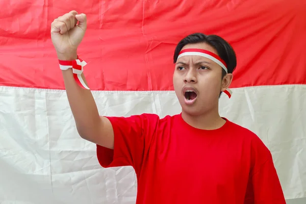 Portrét Atraktivního Asiata Tričku Červenobílou Stuhou Hlavě Zvedající Ruku Křičící — Stock fotografie