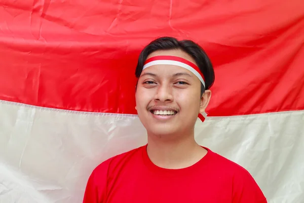 Portret Atrakcyjnego Azjaty Koszulce Czerwono Białą Wstążką Głowie Stojącego Przed — Zdjęcie stockowe