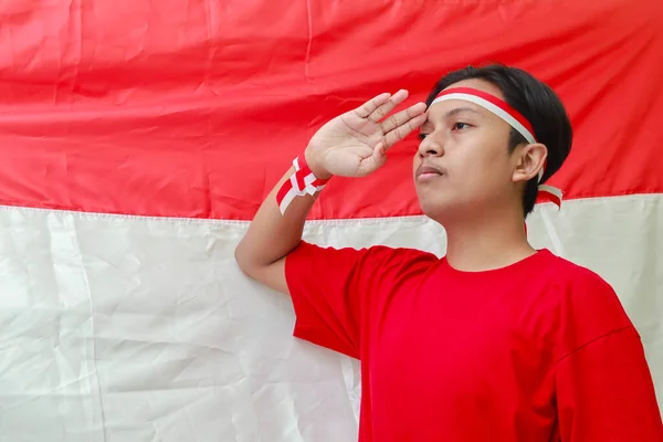 Portret Atrakcyjnego Azjaty Czerwonej Koszuli Czerwono Białą Wstążką Głowie Salutującego — Zdjęcie stockowe