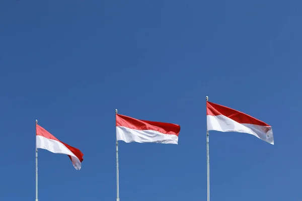 Agosto 1945 Bandeiras Indonésias Contra Fundo Céu Conceito Dia Independência — Fotografia de Stock