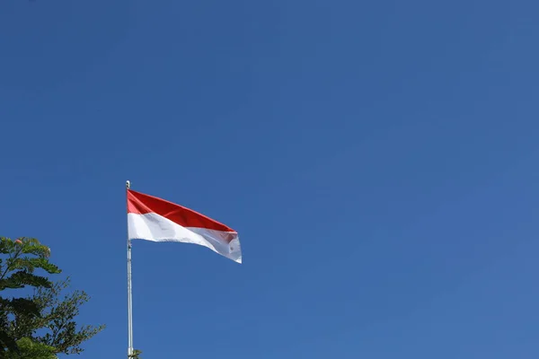1945年8月17日 印度尼西亚国旗在天空背景下升起 独立日概念 — 图库照片