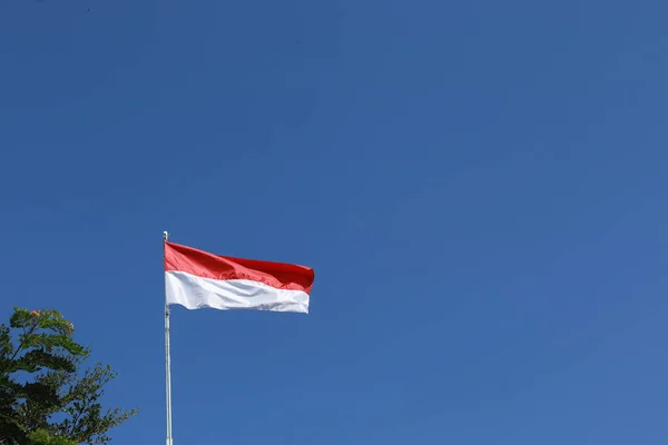 August 1945 Indonesische Flagge Vor Dem Himmel Konzept Zum Unabhängigkeitstag — Stockfoto