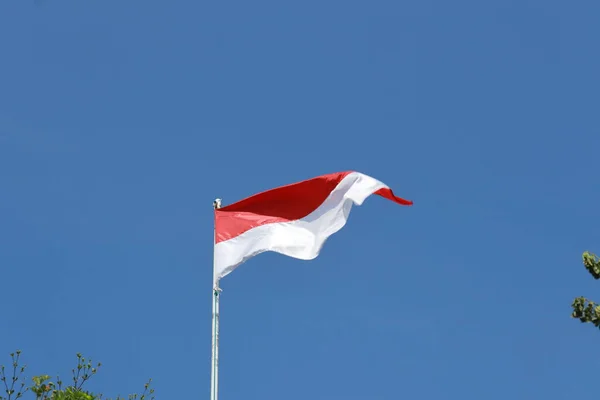Agosto 1945 Bandeira Indonésia Contra Fundo Céu Conceito Dia Independência — Fotografia de Stock
