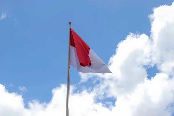 August 1945 Indonesias Flagg Mot Himmelbakgrunnen Begrepet Uavhengighetsdag – stockfoto