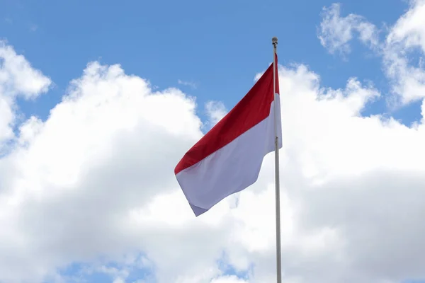 Ağustos 1945 Endonezya Bayrağı Gökyüzü Arka Planında Bağımsızlık Günü Kavramı — Stok fotoğraf