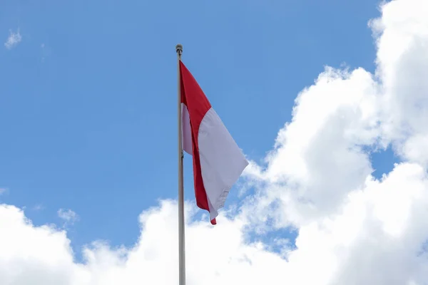 Sierpnia 1945 Indonezyjska Flaga Tle Nieba Koncepcja Dnia Niepodległości — Zdjęcie stockowe