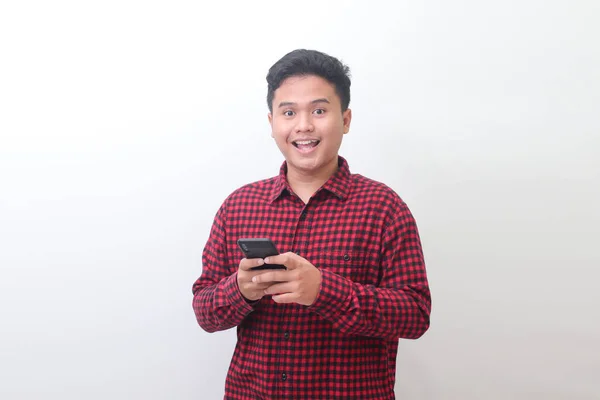 Portrét Atraktivního Asijského Muže Neformální Kostkované Košili Držícího Mobilní Telefon — Stock fotografie