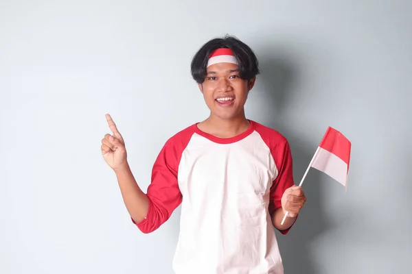 Potret Pria Asia Yang Menarik Shirt Dengan Pita Merah Dan — Stok Foto