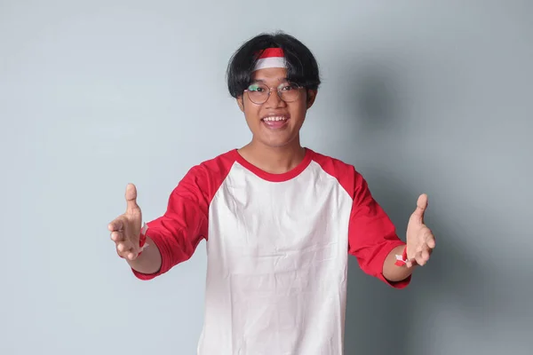 Portret Atrakcyjnego Azjaty Koszulce Czerwono Białą Wstążką Głowie Sięgającego Uścisk — Zdjęcie stockowe