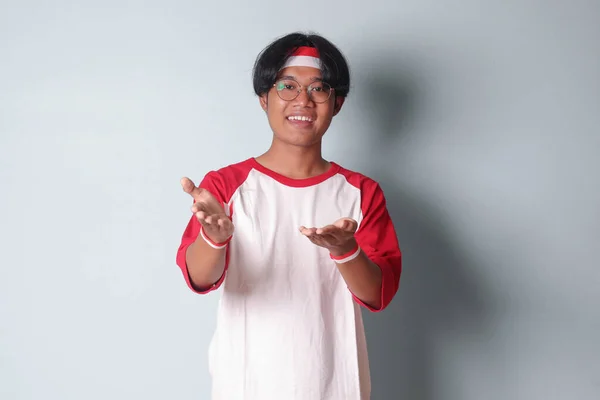 Portrét Atraktivního Asiata Tričku Červenou Bílou Stuhou Hlavě Jak Táhne — Stock fotografie