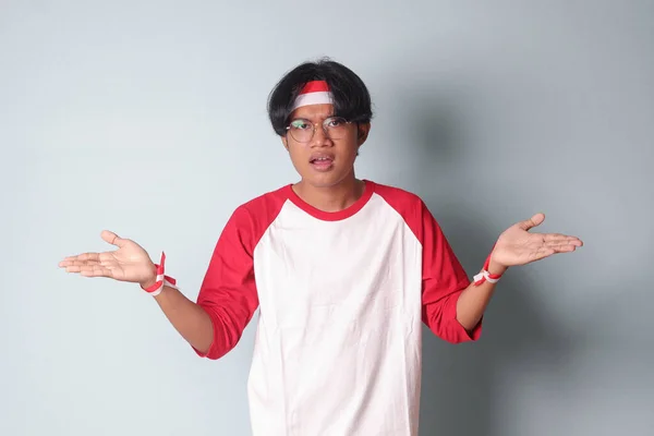 Portrét Atraktivního Asijského Muže Tričku Červenou Bílou Stuhou Hlavě Výběr — Stock fotografie