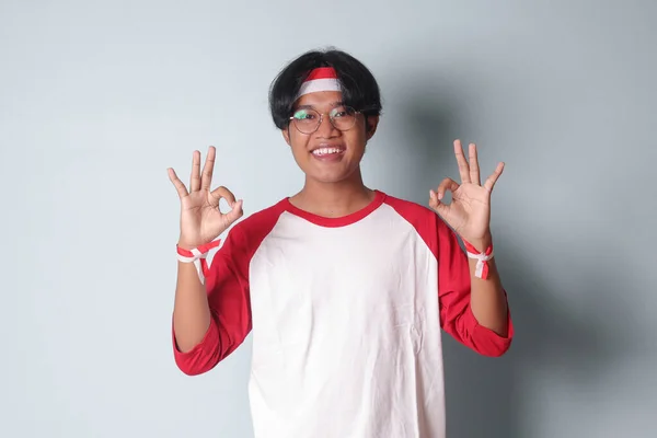 Portrét Atraktivního Asiata Tričku Červenou Bílou Stuhou Hlavě Kterém Vidět — Stock fotografie
