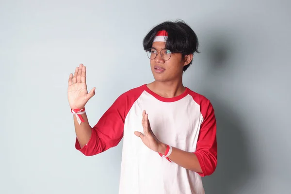 Portrét Atraktivního Asijského Muže Tričku Červenou Bílou Stuhou Hlavě Tvořící — Stock fotografie