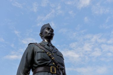 Benteng Vrisburg Müzesi 'nde bulunan Jenderal Soedirman' ın heykeli Endonezyalı kahramanların hizmetleri anısına sergileniyor. Yogyakarta, Endonezya - 2 Ağustos 2023