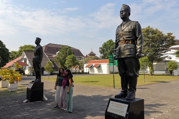 Goście Robiący Zdjęcia Wspólnie Wśród Posągów Indonezyjskich Bohaterów Muzeum Benteng — Zdjęcie stockowe