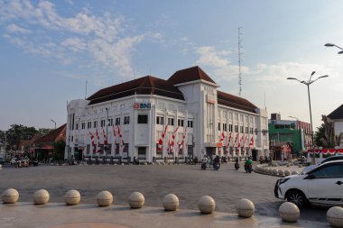 Sıfır kilometre noktası yakınında yer alan BNI Bank binası eskiden Nederlandsch-Indische Levensverzekeringen en en Lijfrante Maatschappij 'in ofisiydi. Yogyakarta, Endonezya - 2 Ağustos 2023
