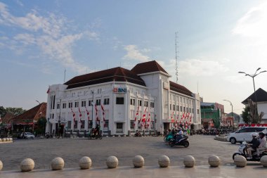 Sıfır kilometre noktası yakınında yer alan BNI Bank binası eskiden Nederlandsch-Indische Levensverzekeringen en en Lijfrante Maatschappij 'in ofisiydi. Yogyakarta, Endonezya - 2 Ağustos 2023