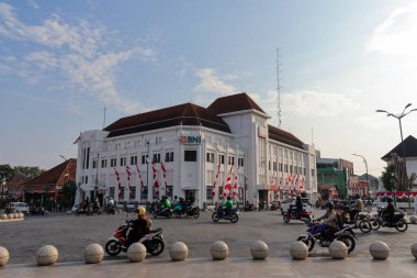 Sıfır kilometre noktası yakınında yer alan BNI Bank binası eskiden Nederlandsch-Indische Levensverzekeringen en en Lijfrante Maatschappij 'in ofisiydi. Yogyakarta, Endonezya - 2 Ağustos 2023