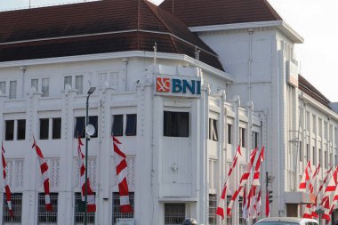 Sıfır kilometre noktası yakınında yer alan BNI Bank binası eskiden Nederlandsch-Indische Levensverzekeringen en en Lijfrante Maatschappij 'in ofisiydi. Yogyakarta, Endonezya - 2 Ağustos 2023