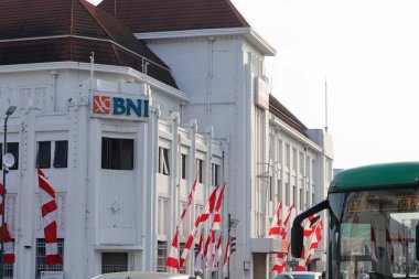 Sıfır kilometre noktası yakınında yer alan BNI Bank binası eskiden Nederlandsch-Indische Levensverzekeringen en en Lijfrante Maatschappij 'in ofisiydi. Yogyakarta, Endonezya - 2 Ağustos 2023