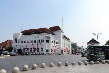 Sıfır kilometre noktası yakınında yer alan BNI Bank binası eskiden Nederlandsch-Indische Levensverzekeringen en en Lijfrante Maatschappij 'in ofisiydi. Yogyakarta, Endonezya - 2 Ağustos 2023