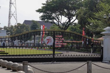 Gedung Agung olarak bilinen Yogyakarta sarayının önündeki Endonezya 78 bağımsızlık gününün amblemi Malioboro caddesinde yer almaktadır. Yogyakarta, Endonezya 2 Ağustos 2023