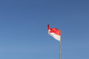 17 Ağustos 1945, Endonezya bayrakları gökyüzü arka planında. Bağımsızlık Günü kavramı