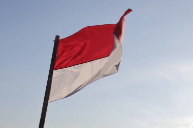 17 Ağustos 1945, Endonezya bayrakları gökyüzü arka planında. Bağımsızlık Günü kavramı