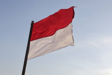 17 Ağustos 1945, Endonezya bayrakları gökyüzü arka planında. Bağımsızlık Günü kavramı