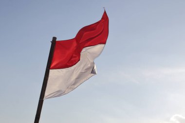 17 Ağustos 1945, Endonezya bayrakları gökyüzü arka planında. Bağımsızlık Günü kavramı