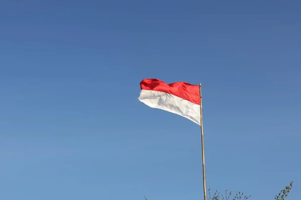 1945年8月17日 インドネシアは空を背景に旗を翻す 独立記念日の概念 — ストック写真