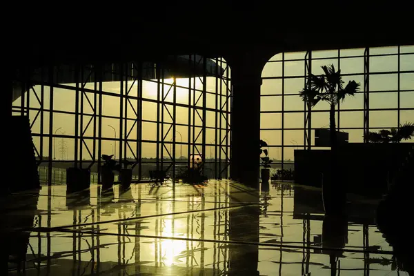 Wnętrze Lotniskowej Sylwetki Podczas Wschodu Słońca Port Lotniczy Yia Yogyakarta — Zdjęcie stockowe